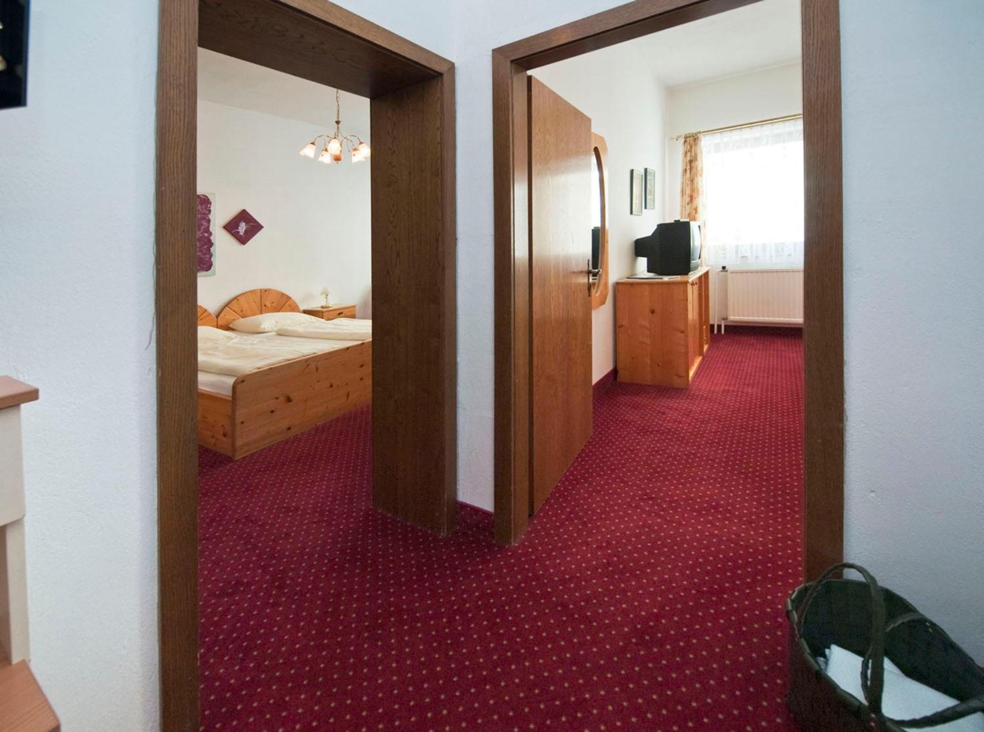 Gartenhotel & Weingut Pfeffel Duernstein Room photo