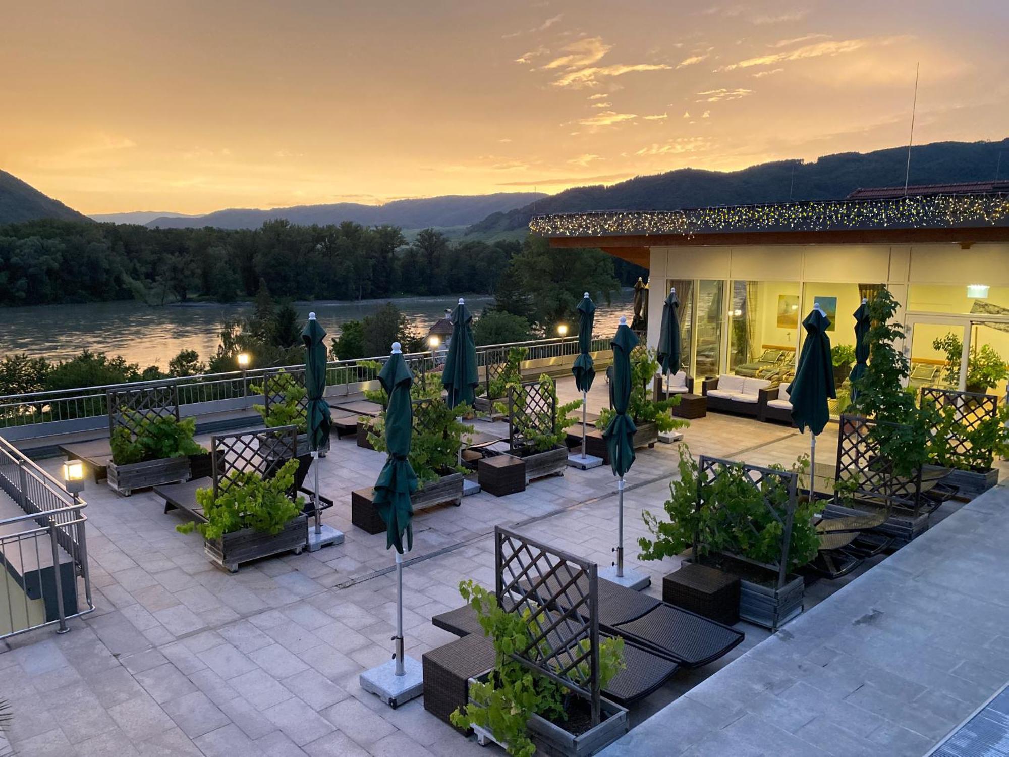 Gartenhotel & Weingut Pfeffel Duernstein Exterior photo